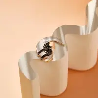 Значок &laquo;Кот&raquo;, на Луне, чёрно-белый в золоте