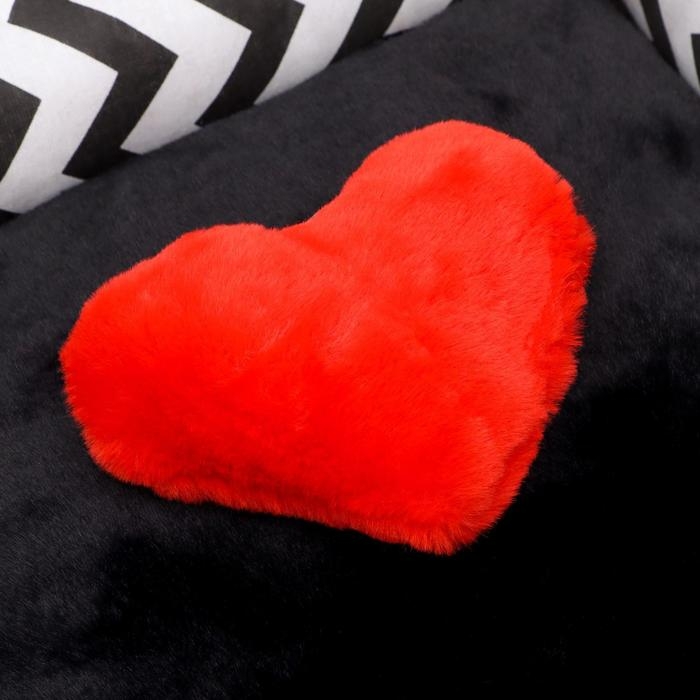 Лежанка с сердечком, 42 х 32 х 13 см, оксфорд, бязь, искусственный мех, чёрная Лежанка с сердечком, 42 х 32 х 13 см, оксфорд, бязь, искусственный мех, чёрная