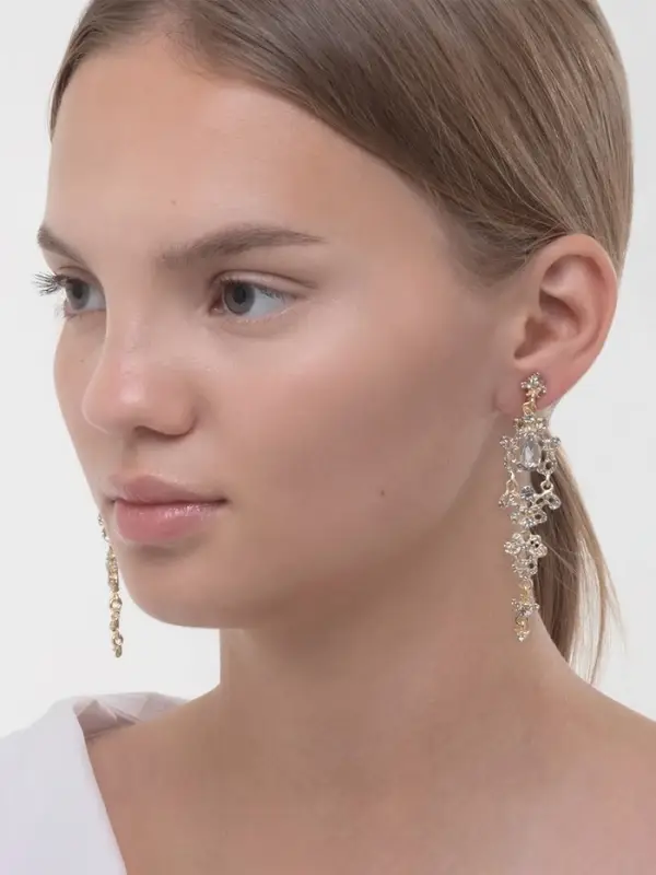 Серьги клипсы для ушей висячие со стразами QF &laquo;Ажур&raquo;, белые в золоте