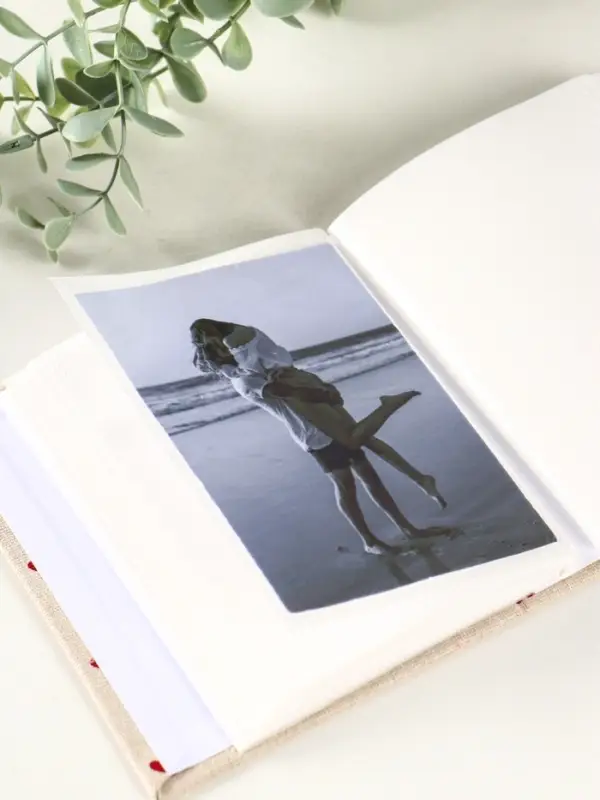 Фотоальбом на 100 фото 10х15 см "Красные сердца" текстиль 5х12,5х16,5 см