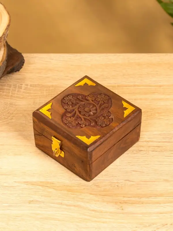 Шкатулка квадратная  с замочком латунь 10х10х6 см, дерево шишам Шкатулка квадратная  с замочком латунь 10х10х6 см, дерево шишам