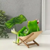 Сувенир полистоун "Лягуха в кресле с бокалом под пальмовым листом" 5,8х7,5х14,5 см
