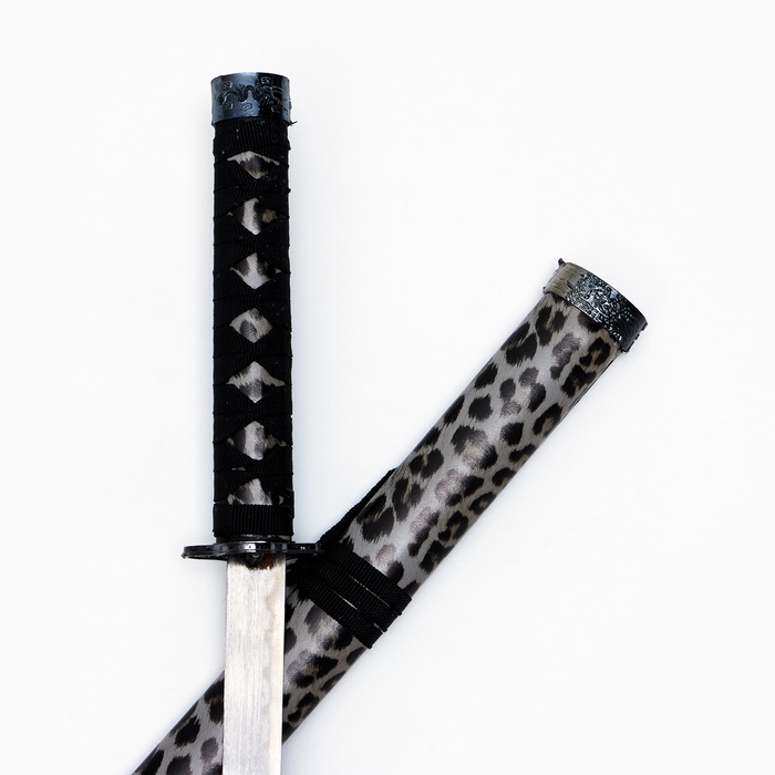 Сувенирное оружие «Катана на подставке», темно серые ножны под леопарда, 89см Сувенирное оружие «Катана на подставке», темно серые ножны под леопарда, 89см