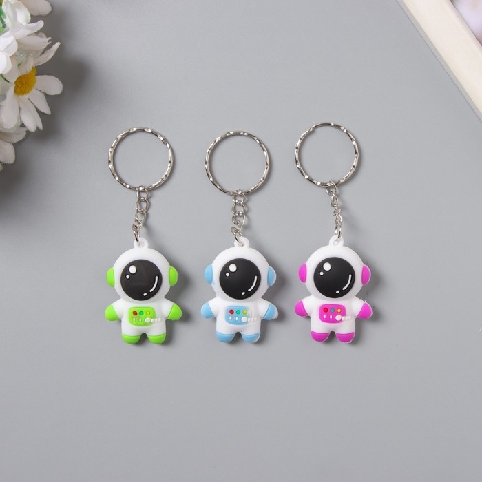 Брелок резина Брелок резина "Космонавт в скафандре" МИКС 4,5х2,4х3,2 см