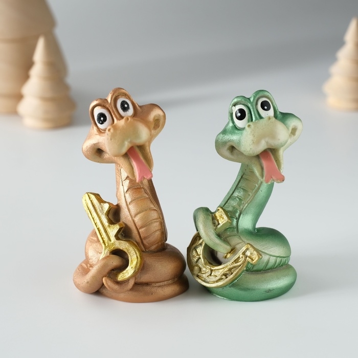 Сувенир полистоун Сувенир полистоун "Змейка с подковой/ключом" МИКС 4х4х7,5 см