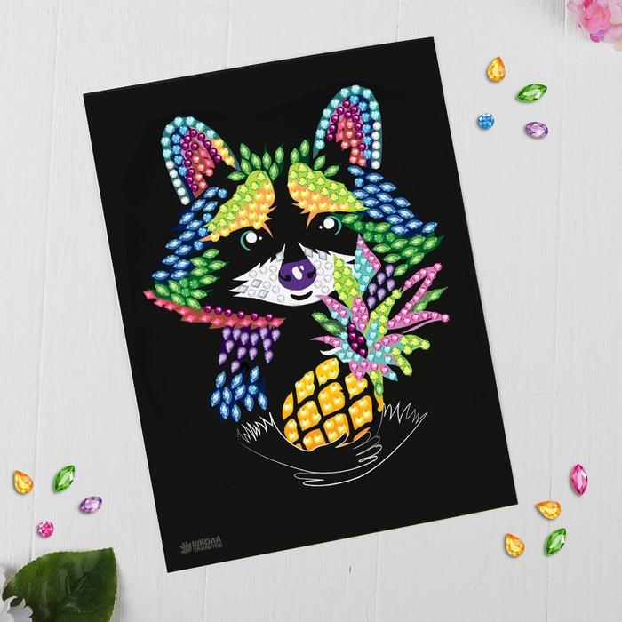 Мозаика стразами «Енот с ананасом» Мозаика стразами «Енот с ананасом»