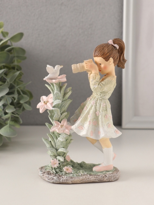 Сувенир полистоун  Сувенир полистоун "Малышка фотографирует птичку" зелёный 10,5х6х15,5 см