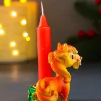 Подсвечник полистоун "Коняшка с банкнотами и подковой" d=2,3 см 5,3х4х6 см