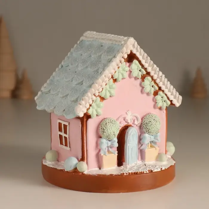Фигурка светящаяся &laquo;Пряничный домик с зеленью&raquo;, зефирный, 12.5&times;12.5&times;12.5 см