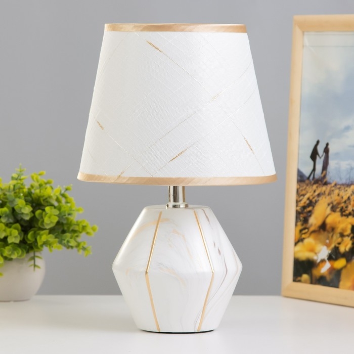 Настольная лампа Настольная лампа "Амандин" E14 40Вт белый-золото 23х23х35 см RISALUX