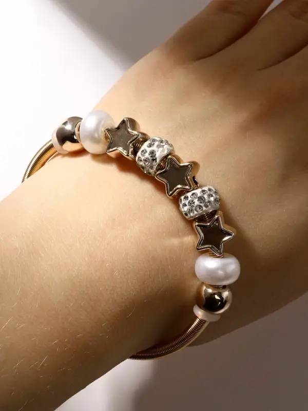 Браслет с шармами &laquo;Марджери. Жемчуг и звёзды&raquo;, d=6.5 см, белый в золоте