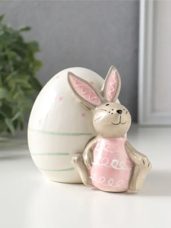 Сувенир керамика "Зайка розово-серый с пасхальным яичком в горох" 12х7,9х8,8 см