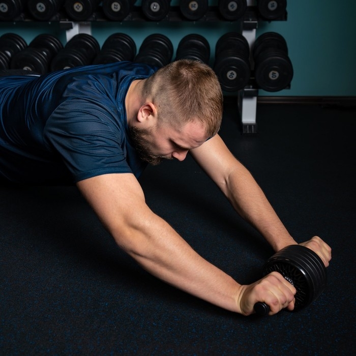 Ролик для пресса ONLYTOP, 34х13х13 см, с ковриком, цвет чёрный Ролик для пресса ONLYTOP, 34х13х13 см, с ковриком, цвет чёрный