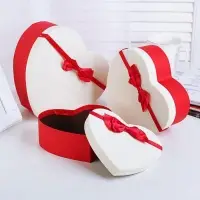Набор подарочных коробок сердце 3 в 1, алый - белый 21&times;19&times;9 - 15.5&times;14&times;6 см
