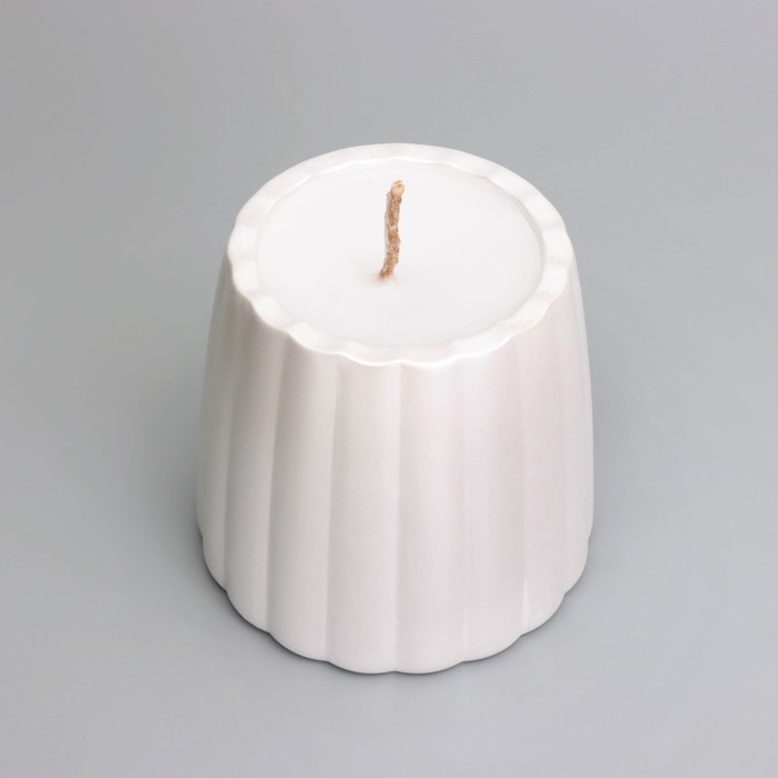 Свеча в подсвечнике из гипса с гладкими гранями, 9,5х9см, белый перламутр Свеча в подсвечнике из гипса с гладкими гранями, 9,5х9см, белый перламутр