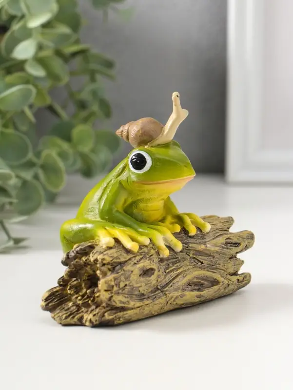 Сувенир полистоун "Лягушонок на коряге с улиткой на голове" 9,5 см
