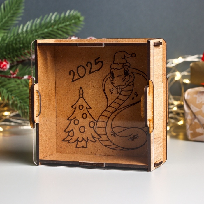 Новогодняя копилка с акрилом  Новогодняя копилка с акрилом "Змея. Кобра у ёлки" 12х12х4 см