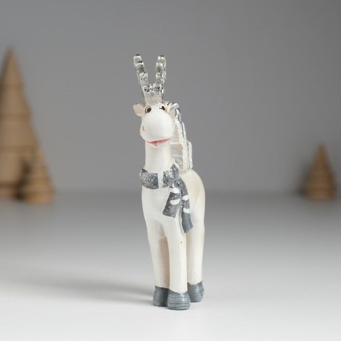 Сувенир полистоун Сувенир полистоун "Олень с серебристыми рожками, с белыми подарками на спине" 5,5х2х11,5 см