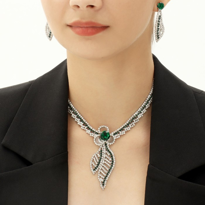 Набор 2 предмета: серьги, колье «Феникс» изгиб, цвет бело-изумрудный в серебре, 35 см Набор 2 предмета: серьги, колье «Феникс» изгиб, цвет бело-изумрудный в серебре, 35 см