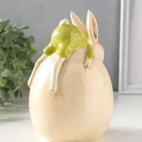 Сувенир керамика "Зайчик в зелёном костюме, лежит на яйце" 10,4х10х14,9 см