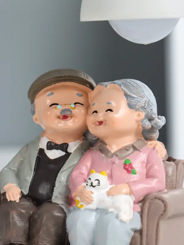 Фигурка светящаяся полистоун «Бабуля с дедулей на диванчике», 10×6×18 см Фигурка светящаяся полистоун «Бабуля с дедулей на диванчике», 10×6×18 см