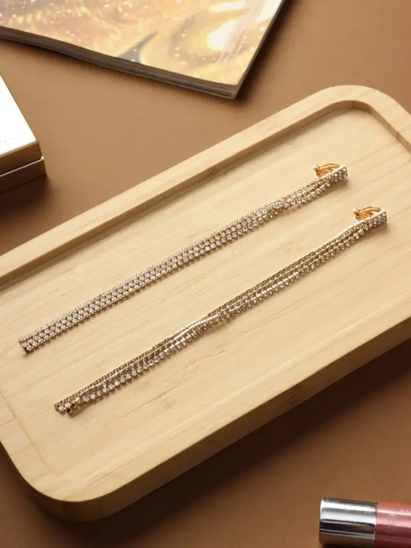 Клипсы для ушей висячие со стразами QF &laquo;Лёд&raquo;, классика, белая в золоте