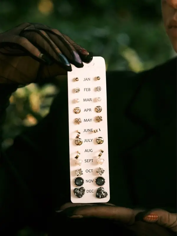 Серьги пусеты 12 пар One year, сердцем к сердцу, цветные в золоте