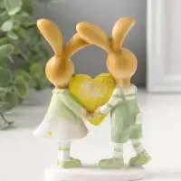 Сувенир полистоун "Зайки-малыши в зелёных нарядах, с большим жёлтым сердцем" 13,5 см
