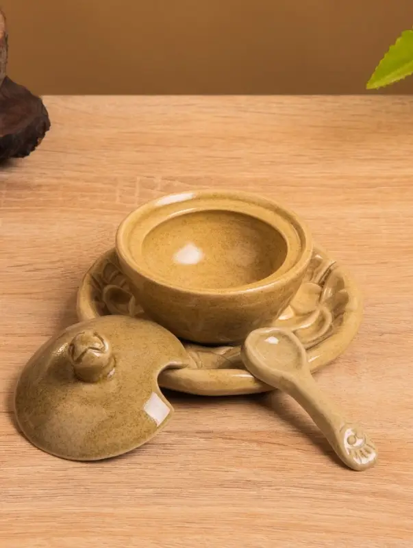 Соусник с крышкой на подставке Соусник с крышкой на подставке "Флора" керамика, цв. бежевый, 11х11х7 см