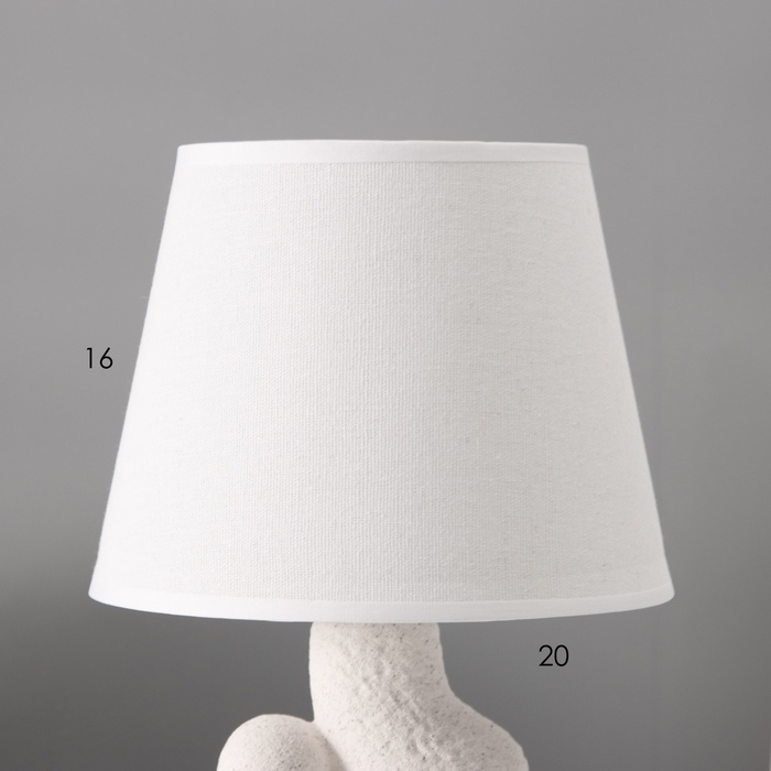 Настольная лампа с абажуром RISALUX «Гряда», 1×40 Вт, Е27, белый, фигурное основание, 20×20×32 см Настольная лампа с абажуром RISALUX «Гряда», 1×40 Вт, Е27, белый, фигурное основание, 20×20×32 см