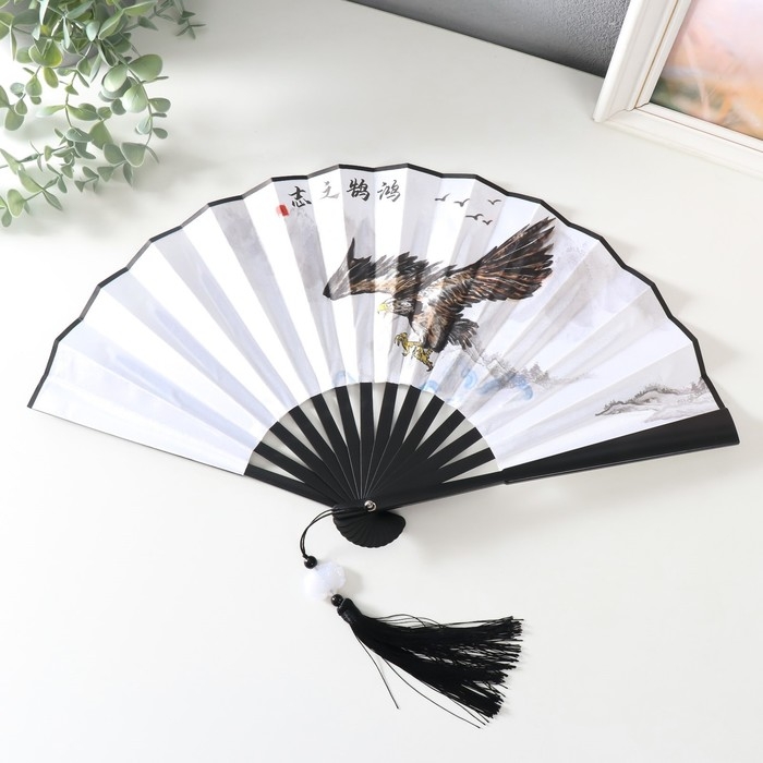 Веер пластик, текстиль h=27 см  Веер пластик, текстиль h=27 см "Парящий ястреб" белый, с кисточкой