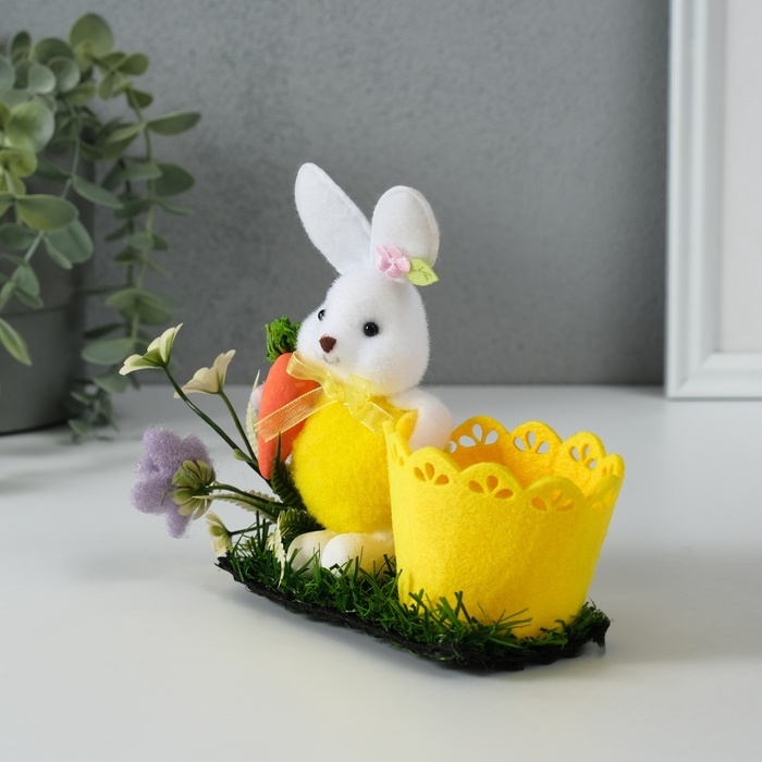 Сувенир  Сувенир "Зайка с морковкой около корзинки" 5х11,5х13,5 см