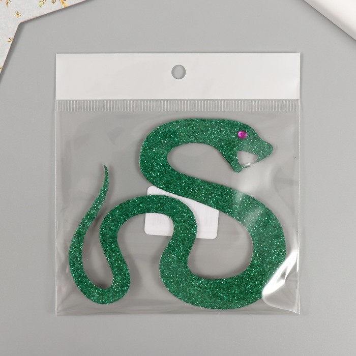 Новогодний декор на клеевой основе Новогодний декор на клеевой основе "Змейка" фоам глиттер 8х9 см зелёная