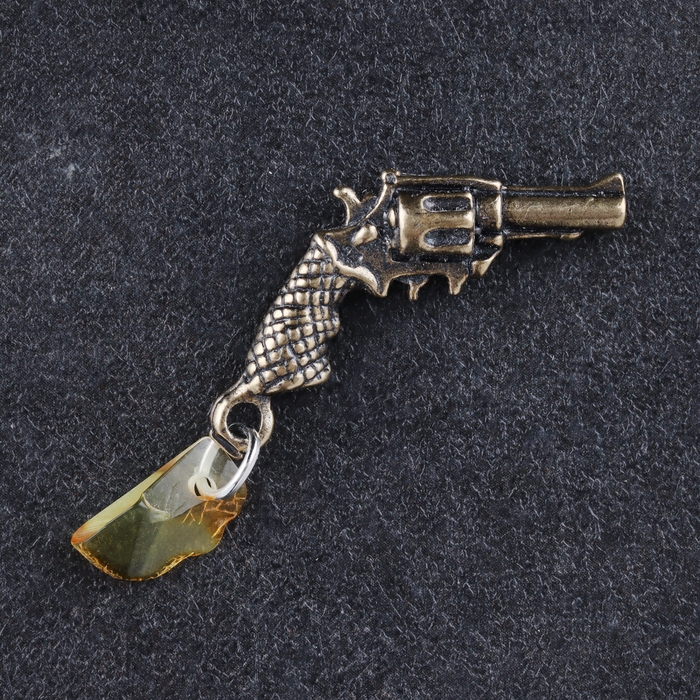 Брелок-талисман  Брелок-талисман "Револьвер", натуральный янтарь