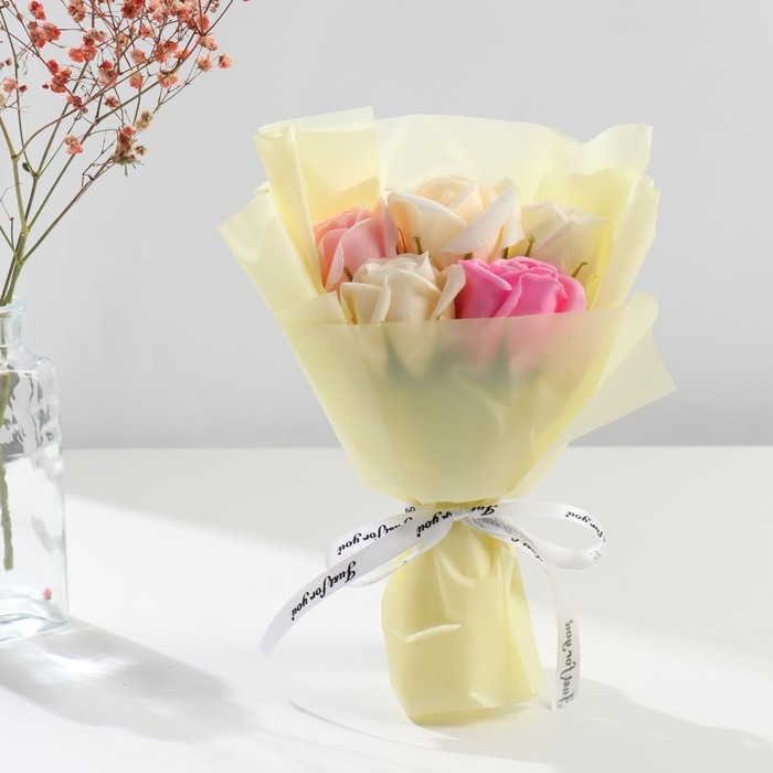 Букет из мыльных лепестков Букет из мыльных лепестков "Розы" в коробке с ручкой 8,5х18х25 см