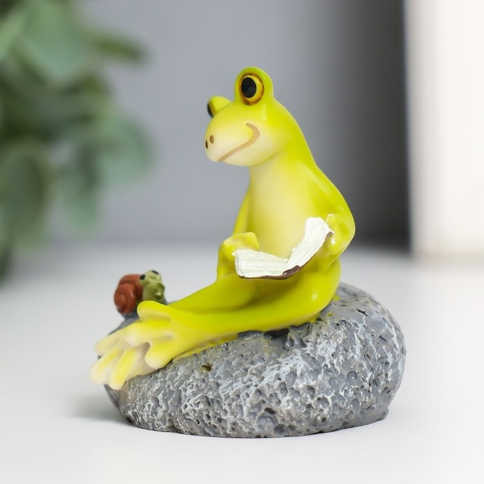 Сувенир полистоун Сувенир полистоун "Лягушонок на камне с улиткой - чтение" 5,2х5х5,7 см