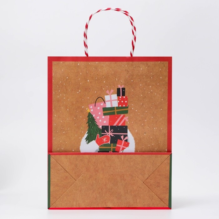 Новый год. Пакет бумажный подарочный новогодний крафт Новый год. Пакет бумажный подарочный новогодний крафт "Девушка с подарками" 26 х 32 х 12 см.