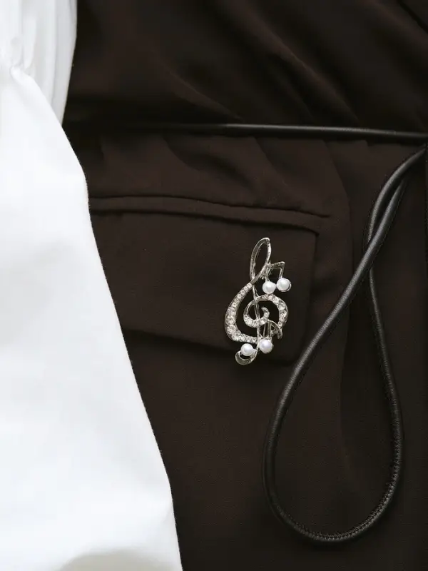 Брошь &laquo;Скрипичный ключ с жемчужными нотками&raquo;, белая в серебре