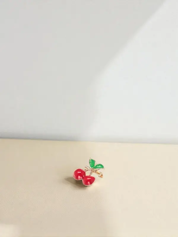 Брошь &laquo;Вишенки&raquo;, пара с листом, красно-зелёная в золоте