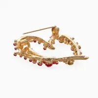 Брошь "Сердечко" брусника, цвет красно-зелёный в золоте Брошь "Сердечко" брусника, цвет красно-зелёный в золоте