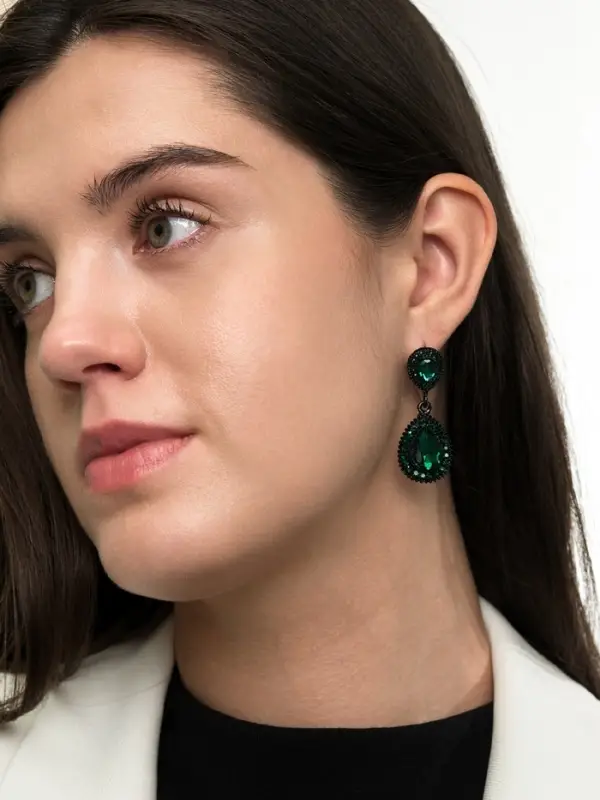 Серьги висячие со стразами &laquo;Вечерние&raquo;, дама, цвет изумрудный в чёрном металле