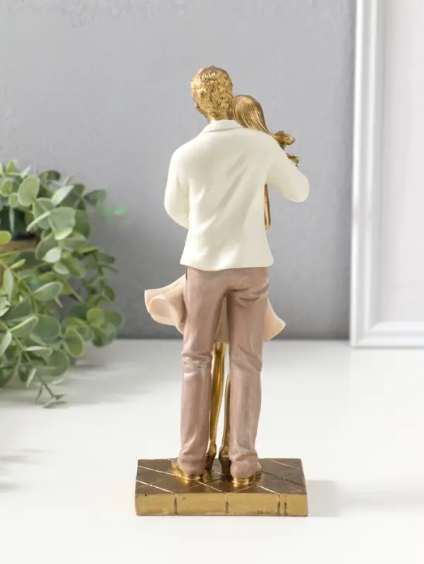 Сувенир полистоун "Молодая семья и покупка дома" 25,5 см