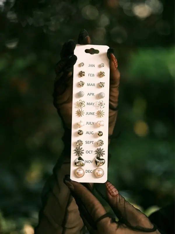 Серьги пусеты One year, 12 пар, цветочное настроение, белые в золоте