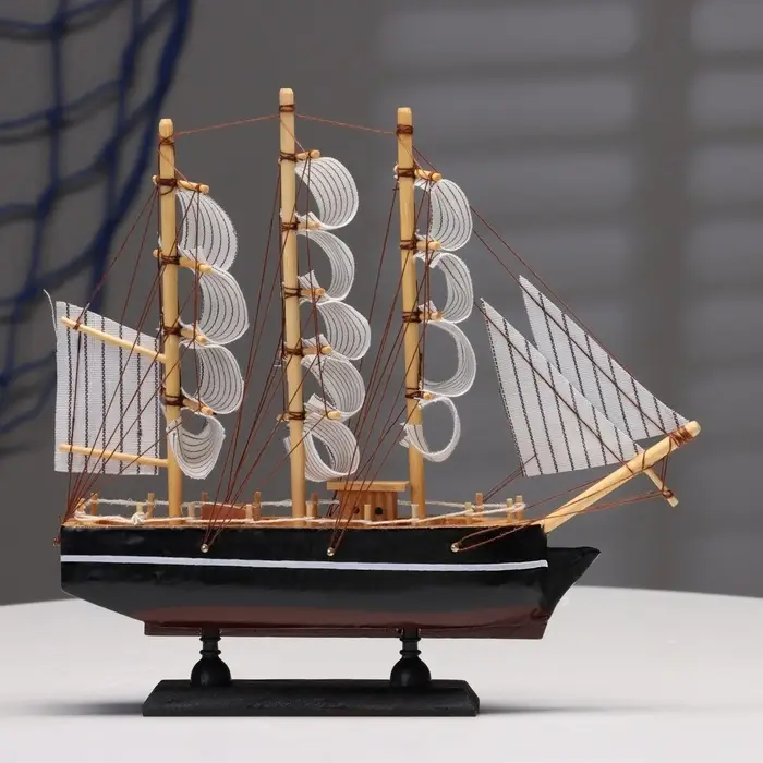 Сувенирная модель корабля &laquo;Илия&raquo;, борта чёрные, паруса бежевые с полосами, 5.5&times;23.5&times;23.5 см
