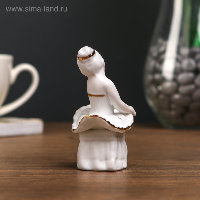 Сувенир керамика под фарфор балеринка на пуфе золото 8 см Сувенир керамика под фарфор балеринка на пуфе золото 8 см