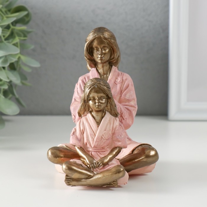 Сувенир полистоун  Сувенир полистоун "Мама заплетает дочь" бронза, розовый 10,5х9х11,5 см