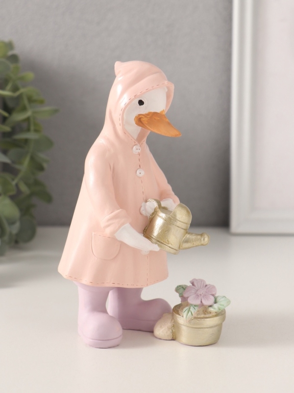 Сувенир полистоун Сувенир полистоун "Утка в дождевике поливает цветок из лейки" 9,5х6х14,5 см