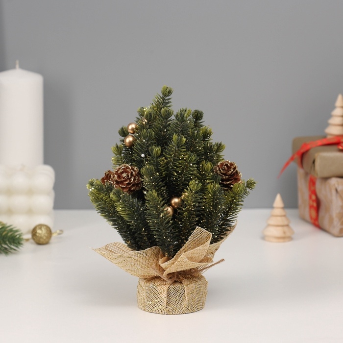 Искусственная ёлка настольная «Зимнее волшебство. Блеск», в мешочке, 17 см, ветки литые отгибаются, шишки, декор золотой