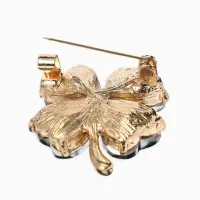 Брошь &laquo;Клевер&raquo;, цвет изумрудный в золоте