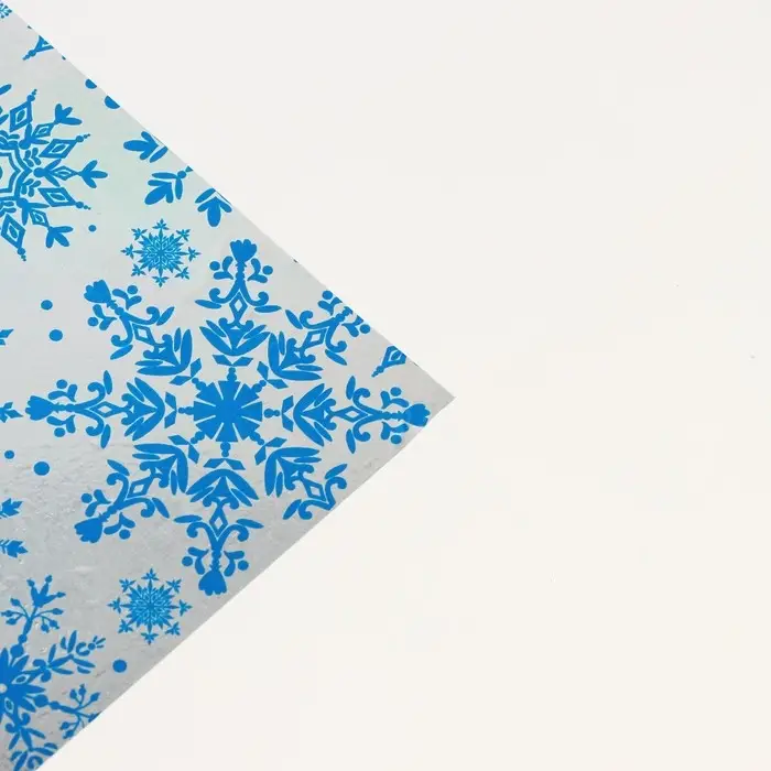 Плёнка упаковочная на Новый год полиграфичная «Снежинки с узором», 100 х 70 см